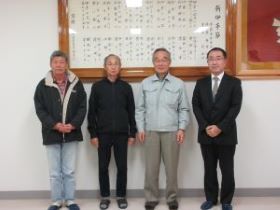 島尾地方参事官と伊手農村農業活性化協議会事務局の皆さん