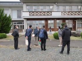地域の拠点となる旧伊出小学校を見学している様子