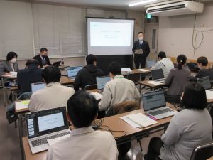 たくさんの参加者がパソコンを前にしてセミナーを受けている様子