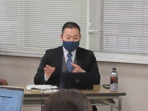 操作について説明する佐野係員
