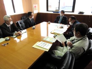 大きな机を囲んで意見交換している様子