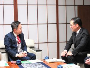 内舘市長と島尾地方参事官が話している様子