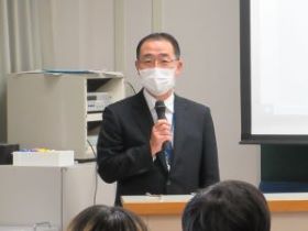 島尾地方参事官が説明している様子