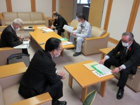 意見交換の様子：柾屋村長（手前右）
