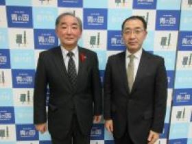 柾屋村長（左）と島尾地方参事官