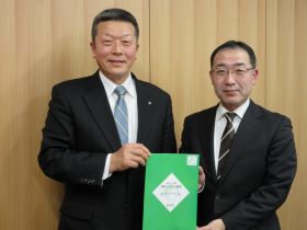 鈴木町長（左）と島尾地方参事官