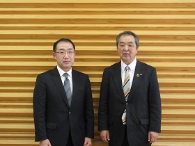 島尾地方参事官（左）と神田町長（右）