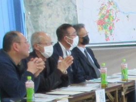 地域の取組を話す協議会の方と地域計画策定に係る地図
