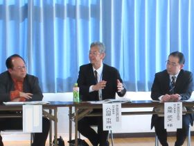 制度について説明する八百屋地方参事官（中央）