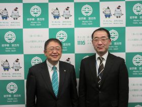 山本市長（左）と島尾地方参事官（右）