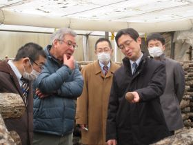 説明をする立花代表（左から２人目）と前島局長（右から２人目）