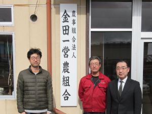 （農）金田一営農組合　 組合長　五日市　亮一氏（中央） 理事　五日市　真一氏（左）