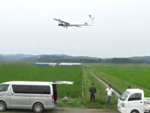 垂直離着陸できる固定翼ドローンのデモ飛行