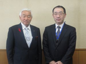 青木町長（左）と島尾地方参事官（右）