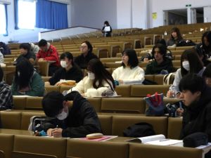 講義を聞く学生