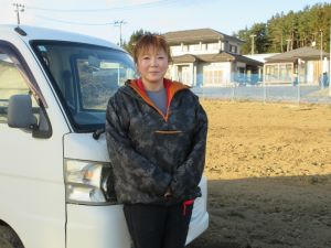 新山さん愛用の軽トラと農地