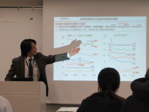 食料・農業・農村基本法の改正の経緯について講義する拠点職員