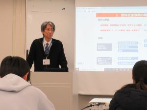 食料・農業・農村基本法の4本の柱について講義する拠点職員