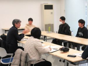 地域おこし協力隊の刈屋さん、下道さん、松原さんと県拠点職員が意見交換する様子