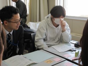 アイディアを話す学生と特別参加の日本政策金融公庫の若手職員（左）