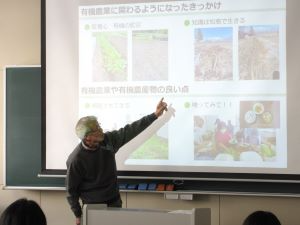 有機農業の取組を説明する生産者の髙橋勝明さん