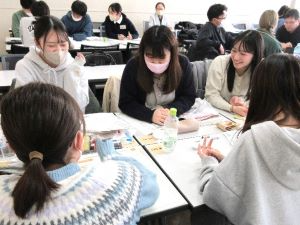 和気あいあいと意見を出し合う学生と農政局職員（右上）