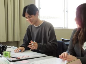 出たアイディアを整理して企画書を作り込む学生