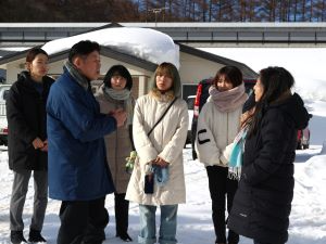 牛舎の説明をする寺地取締役