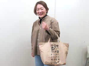 紙製の米袋で作ったお手製のバッグ