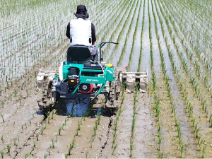 有機米生産の強い味方「乗用除草機」を導入しています。 写真提供:株式会社一関山本農場