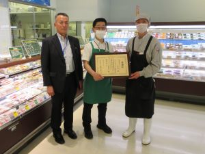 （株）ユニバース青山店店長（中央）と調査に協力をいただいている御担当（右）