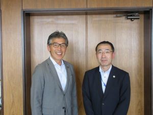 武田市長（左）と島尾地方参事官（右）