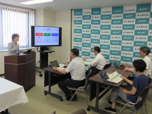 職員が講師となっての勉強会の様子
