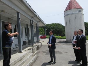 （株）おおのミルク工房の現地調査の様子（中央が前島局長）
