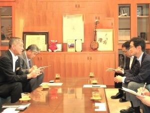 洋野町 岡本町長（左）と意見交換の様子 （洋野町役場にて）