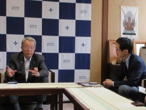 野田村 小田村長（左）と意見交換の様子（野田村役場にて）