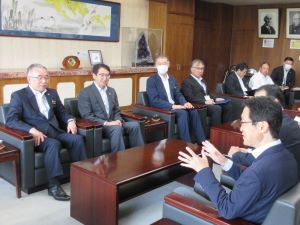 久慈市 遠藤市長（左奥）と意見交換の様子(久慈市役所にて)