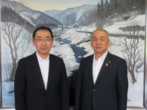 高橋町長（右）と島尾地方参事官（左）