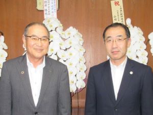 佐々木組合長（左）と島尾地方参事官（右）