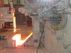 炉から溶融物が取り出される様子