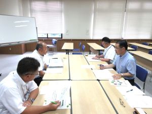 佐藤所長（左奥）と意見交換の様子