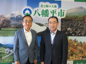 佐々木市長（左）と島尾地方参事官