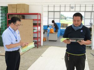 平坂室長（右）から説明を受ける様子