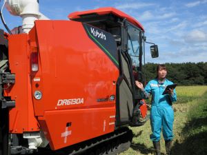 収量コンバインの説明をする みちのくクボタの社員