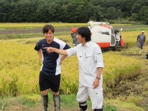 笑顔で拠点職員の取材に応じてくれた 学生（左）