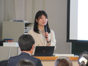 農林水産省の業務について説明する内田企画専門職