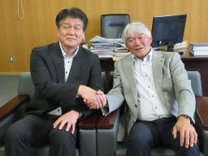 鹿妻穴堰土地改良区理事長と中邨地方参事官