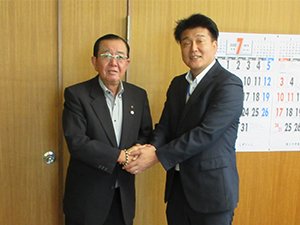 猿子町長と中邨地方参事官