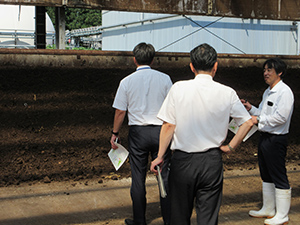 説明を受ける中邨地方参事官