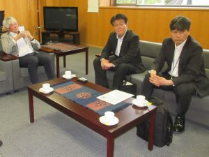 鹿妻穴堰土地改良区での意見交換の様子